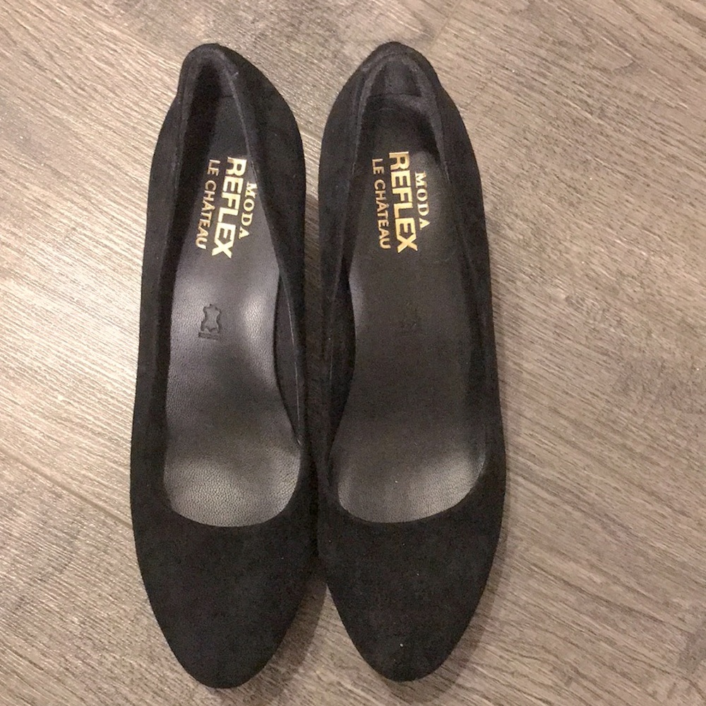 1 inch size 6(women’s) black heels. Velvet texture
